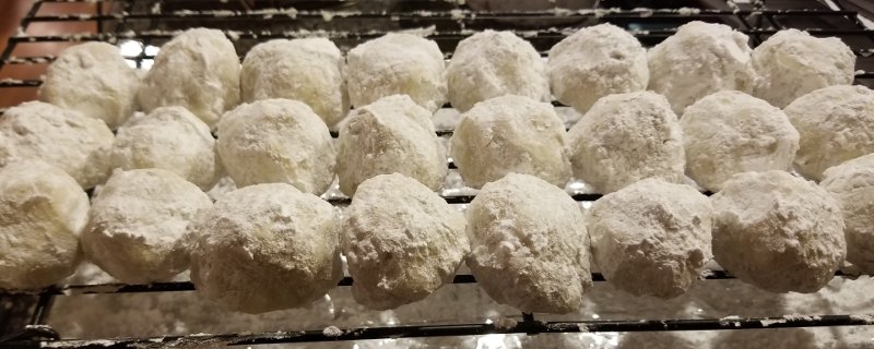 These Russian tea cake marijuana edibles recipe is great for creating low-dosage edibles so users can enjoy multiple servings.